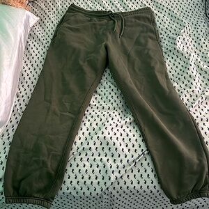 loose/straight fit dark&faded green thick sweatpants
size medium
10$
